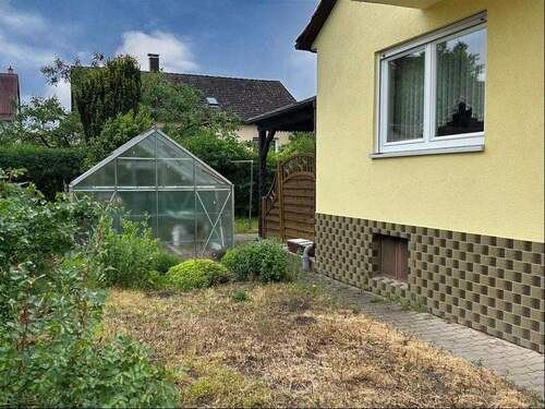 Garten mit Gewächshaus - 