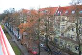 Blick auf die Straße - Etagenwohnung mit 108,00 m&sup2; in Berlin zum Kaufen