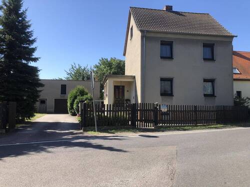 Straßenseite und Einfahrt - 4 Zimmer Einfamilienhaus zum Kaufen in Schönwölkau