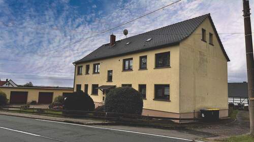 Ansicht mit Giebel - Etagenwohnung mit 69,50 m² in Geringswalde zum Kaufen