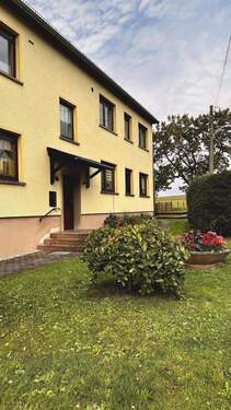 Ansicht mit Vorgarten - 