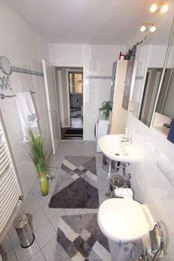 Badezimmer mit Fenster - 