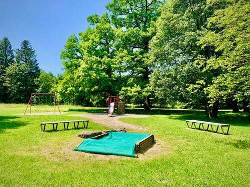 Parkähnlichen Grundstück mit Spielplatz - 