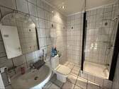 Bad mit Dusche und WC im Erdgeschoss - 