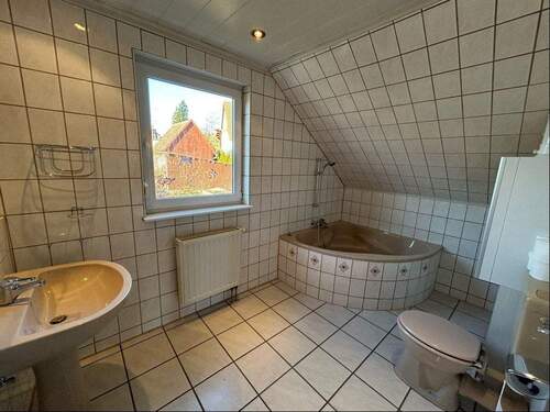 Badezimmer im Dachgeschoss - 