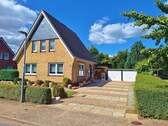 große auffahrt mit einer Doppelgarage - 4 Zimmer Einfamilienhaus in Heide