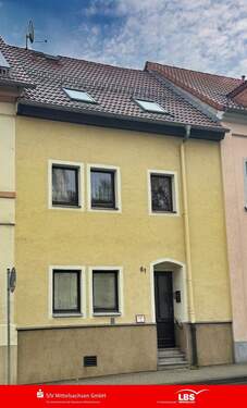 Straßenansicht - Birnbaum inklusive! - 90.000,00 EUR Kaufpreis, ca.  75,00 m² Wohnfläche