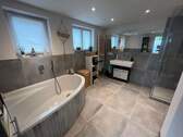 EG Bad mit Wanne und Dusche - 
