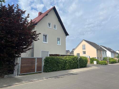 Außenansicht mit Gartentor - Einfamilienhaus mit 210,00 m² in Hennef zum Kaufen