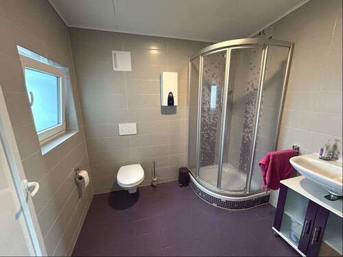 Bad mit WC im Gewerbegebäude - 