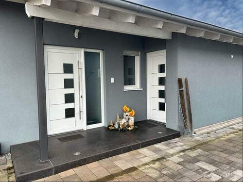 Hauseingang und Nebeneingang - 6 Zimmer Bungalow in Buch a.Wald