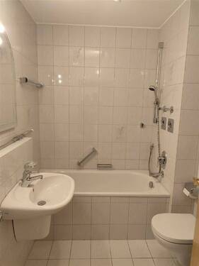 Bad mit Wanne - 