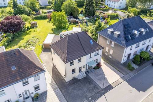 Außenansicht - Projekt Traumhaus: Doppelhaushälfte auf ca. 566 m² Grundstück sucht kreative Modernisierer!