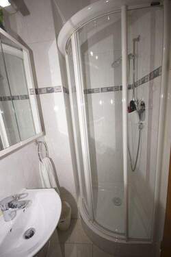 Bad mit Duschkabine im Soutarrain - 