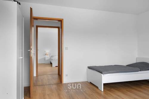 Kinderzimmer Blick ins Elternschlafzimmer - 