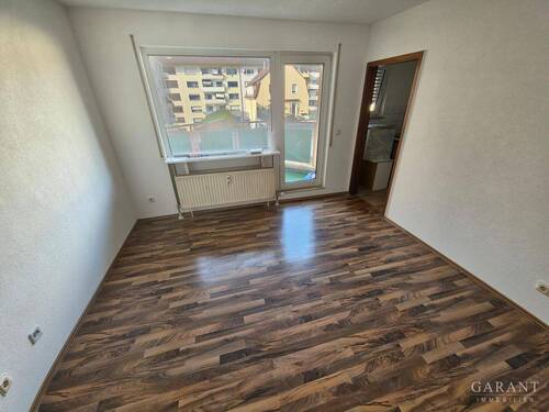 Wohnzimmer Ansicht 2 - 2 Zimmer Etagenwohnung zum Kaufen in Pforzheim