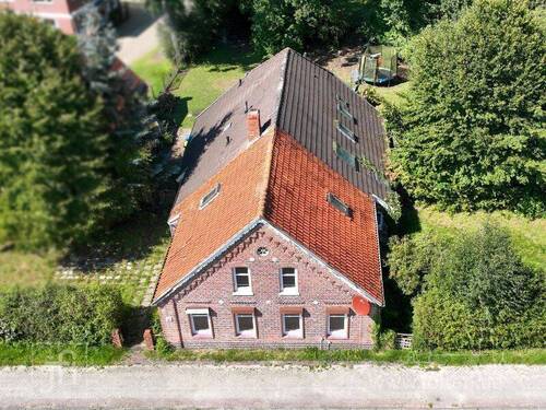 Aussenansicht Straßenseite - Teilvermietetes Zweifamilienhaus mit Nebengebäude sowie Wald- und Seegrundstück