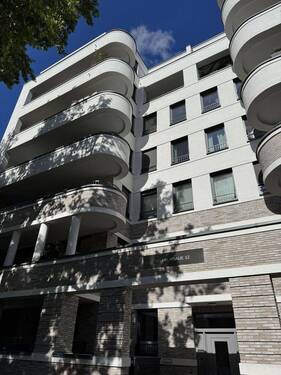 Frontansicht Haus - Hochwertiges Wohnen im Neubau - 1-Zimmer-Apartment mit Balkon