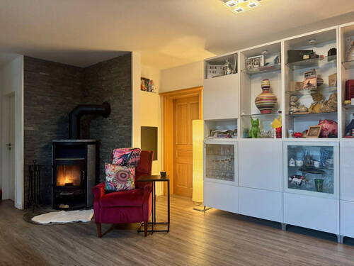 Wohnbereich min Kaminofen - 1 Zimmer Einfamilienhaus zum Kaufen in Ardorf