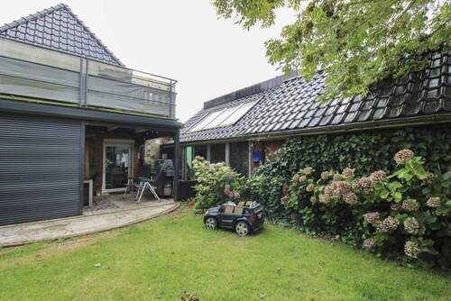 Balkon und Gartenhaus - 