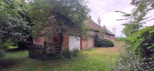 Wohnhaus Einfahrt und Garagen - 