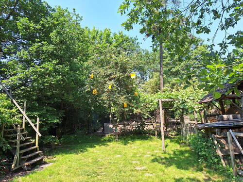 Baumhaus und Hühnerauslauf - 