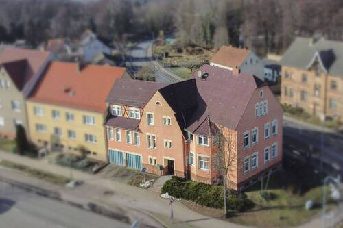 Luftbild Fassade - Attraktives MFH für Anleger: 4 WE, 2013 & 2021 modernisiert, attraktive und stabile Mieteinnahmen