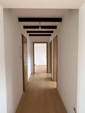 Wohnungsflur zu den Räumen - 