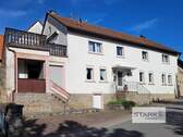 Außenansicht Straßenseite.jpg - Messelhausen: Großes Wohnhaus mit Scheune, Garage, Laden und Garten!