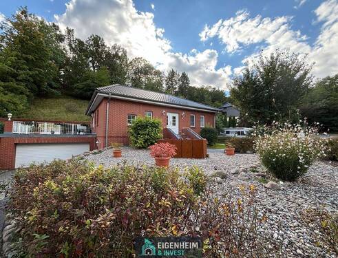Frontansicht mit Terasse - Ankommen, durchatmen, zu Hause sein - Einfamilienhaus in traumhafter Hanglage von Bad Freienwalde