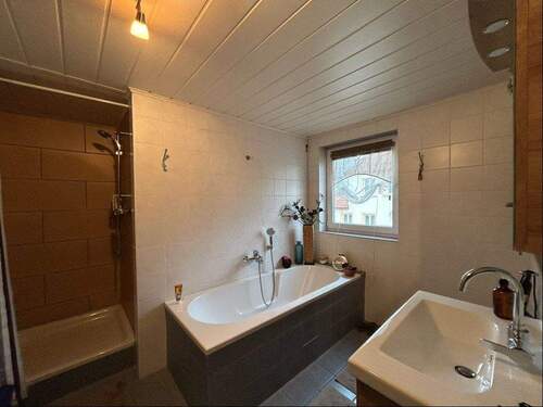 DG-Wohnung: Badezimmer - 