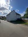 Vorderhaus mit Vorgarten - 
