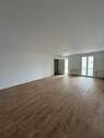 Wohnzimmer - Zentrumsnahes Wohnen und jede Menge Platz...neues Laminat!