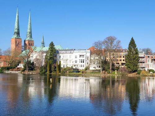 Exklusive Wohnung - Exklusiv: Sanierte 3-Zi.-Wohnung mit Carport, Aufzug, Balkon & traumhaftem DOM-Blick am Mühlenteich