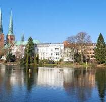 Exklusiv: Sanierte 3-Zi.-Wohnung mit Carport, Aufzug, Balkon & traumhaftem DOM-Blick am Mühlenteich - Lübeck-Innenstadt