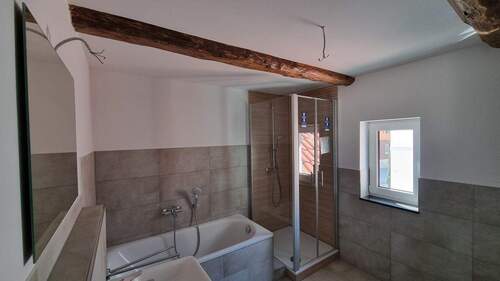 Eines der Bäder - Mehrfamilienhaus, Wohnhaus mit 256,00 m&sup2; in Salzhemmendorf zum Kaufen