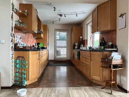 Offene Küche mit Holzmöbeln - 