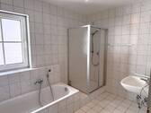 Badezimmer mit Badew. / Dusche - 