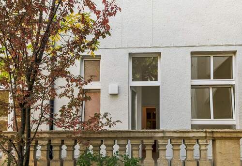 Balkon zum Hinterhof / Hochparterre - 