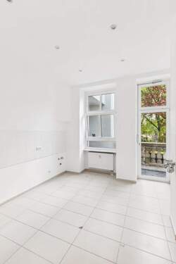 Küche mit Zugang zum Balkon - Etagenwohnung mit 93,40 m&sup2; in Berlin zum Kaufen