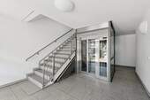 Treppenhaus und Fahrstuhl - 