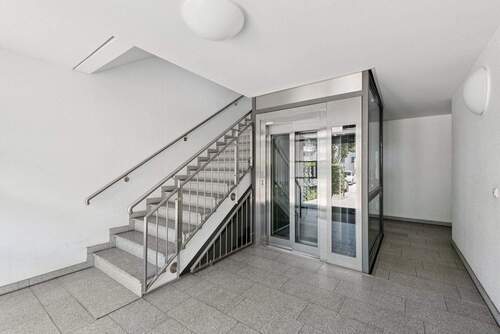 Treppenhaus und Fahrstuhl - 