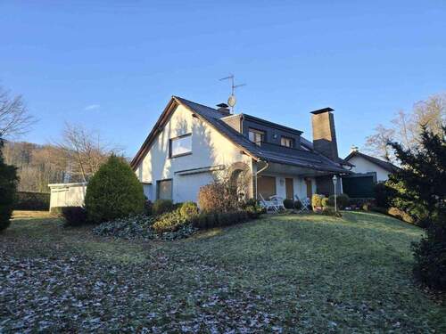 Hausansicht - Acht Zimmer Architektenhaus mit sonnigen Aussichten