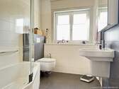 Badezimmer mit Eckwanne - 