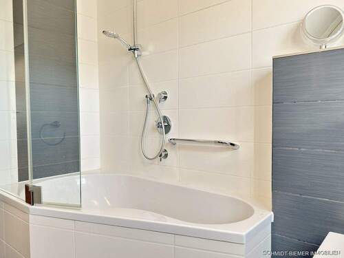 Badezimmer mit Eckwanne - 