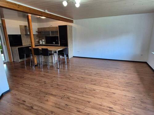 Wohnbereich mit Blick zur Küche - 