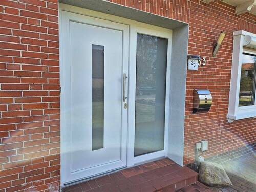 neue Hauseingangstür - 3 Zimmer Bungalow in Jever