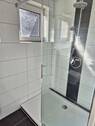 Badezimmer mit Blick zur Dusche - 