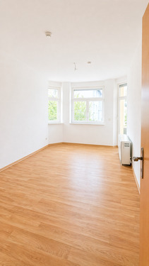 Wohnzimmer mit Ausgang zum Balkon - 3-Raumwohnung mit Balkon ab 01.06.2026