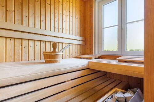 EG: Duschbad mit Fenster und Zugang zu großer Saun - 